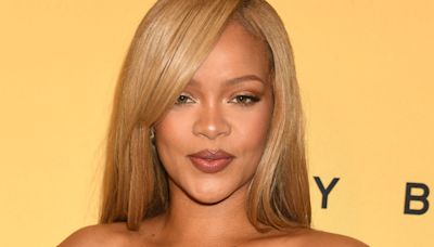 Rihanna ose le carré blond platine et le body transparent au décolleté plongeant : elle se dévoile plus sexy que jamais