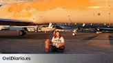 Dos activistas climáticas rocían con pintura dos jets en el aeropuerto de Londres donde ha aterrizado Taylor Swift