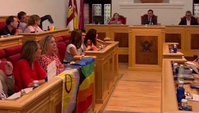 El alcalde popular de Toledo retira una bandera LGTBI de la bancada socialista en el Pleno
