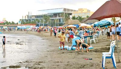 Turismo desdeña contaminación de las playas; sin miedo a una infección