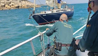 La Guardia Civil salva un velero a la deriva frente a València