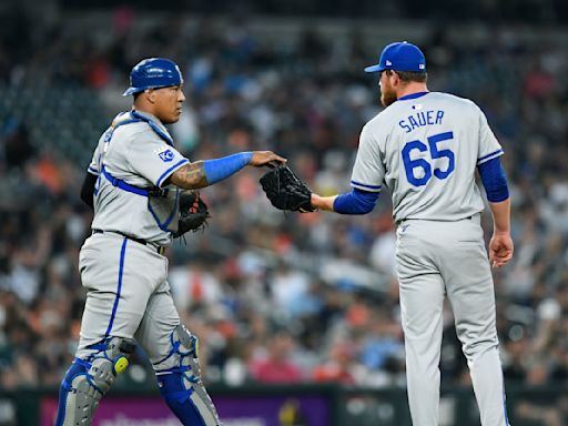 Royals C Salvador Perez scratched from game against Blue Jays because of tight back