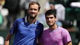 Alcaraz y Medvedev se juntan en la central de Wimbledon por una buena causa