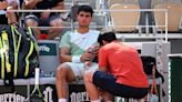 Un Alcaraz lesionado cede ante Djokovic en semifinales de Roland Garros
