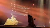 La representante de Ucrania en Eurovisión sufre una caída en plena actuación mientras subía al escenario