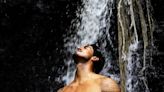 Gabriel Medina toma banho de cachoeira e recebe elogios dos seguidores por abdômen definido