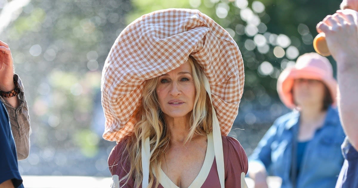 Carrie Bradshaw Is Dressing Like A Haunted Doll Again (Complimentary)