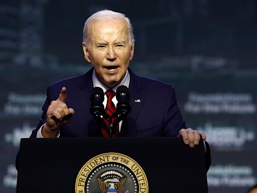 Biden ridiculed after reading 'pause' instruction on the teleprompter out loud: 'I'm Ron Burgundy?'