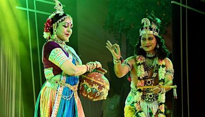 Hema Malini expresses joy after dance performance at Nav Durga Mahotsav | WATCH