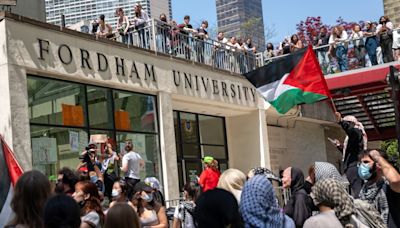 NYPD despeja un campamento propalestino establecido en Fordham en el campus de Lincoln Center