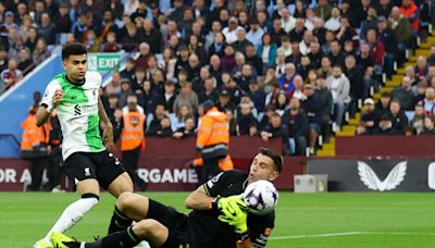 A Dibu Martínez se le escapó la pelota y sufrió el peor gol de su carrera: Liverpool hace sufrir al Aston Villa