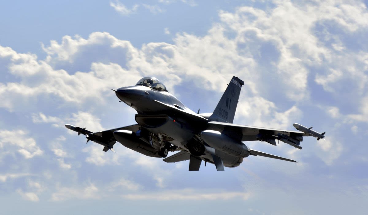 F-16 fighter jet crashes near Holloman Air Force Base in New Mexico