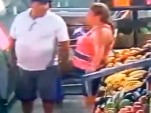 VIDEO: Capta a pareja robando cartera en una frutería de Torreón