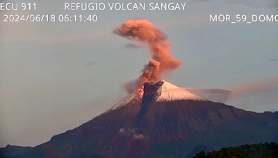 El volcán Sangay emitió material piroclástico, este martes