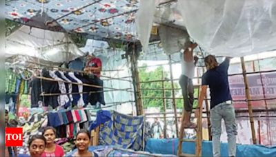 Showers bring plastic back in hawking zones | Kolkata News - Times of India