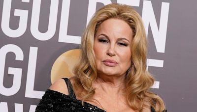 Jennifer Coolidge speaks at Washington University commencement on Monday