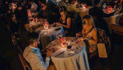 ¿Una cena con los ojos vendados? En Dark Dining de la Chef Adrianne puedes intentarlo