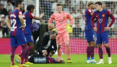 Barcelona midfielder De Jong leaves ‘clasico’ on a stretcher after right leg injury