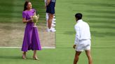 Carlos Alcaraz saca una sonrisa a Kate Middleton en la entrega de trofeos en Wimbledon