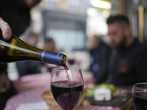 Francia gasta miles de millones al año en vino: un local de París quiere demostrarle por qué