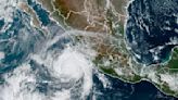 El huracán Roslyn azota zona escasamente poblada de México