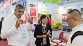 Canton fair gathering for old friends