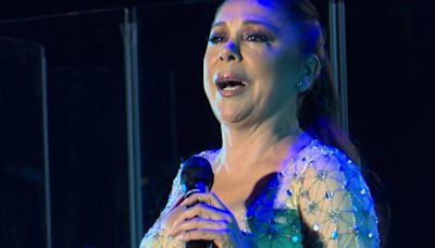 Isabel Pantoja, desbordada de emoción en su concierto en Zaragoza