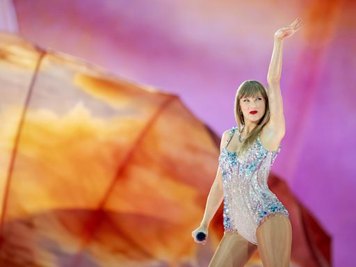 Drop everything now: Two floor seats for Taylor Swift in Indy are up for auction today