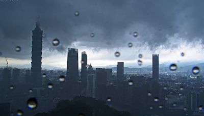 國家級警報響！午後大雷雨開炸台北「天空一片黑」 網友驚呼：雨用倒的 | 天氣 - 太報 TaiSounds