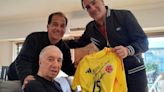 Néstor Lorenzo visitó a Carlos Bilardo y le regaló una camiseta de la Selección Colombia subcampeona de la Copa América