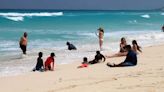 Turistas y residentes en Cancún ante la llegada del Huracán Beryl