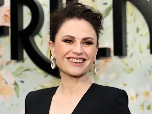 Anna Paquin: ¿por qué la actriz de 41 años usa bastón para caminar?