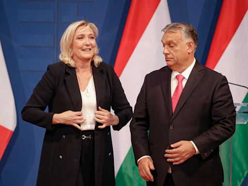 Orban y Le Pen suman fuerzas en nuevo grupo de ultraderecha en el Parlamento Europeo