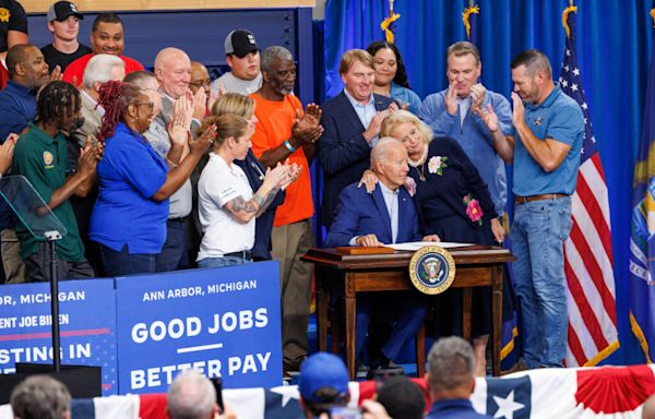 Biden signs ‘Good Jobs’ order during Ann Arbor visit, hands the pen to Rep. Dingell