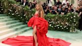 Met Gala 2024: ¿Cómo son los vestidos que llevan puestos Shakira y Karol G?