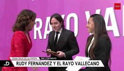 El Rayo Vallecano recibe la Medalla de Honor de Madrid: Ayuso entrega el galardón a Martin Presa
