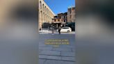 “Este no es de Segovia, vaya tela”: un conductor atraviesa el acueducto por error