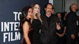 Jolie y Hayek llevan el brillo de Hollywood a Toronto en el estreno de "Whitout Blood"