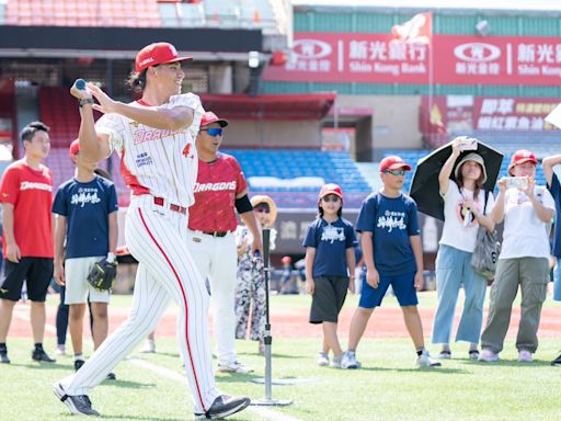 味全龍藍翊誠、劉俊緯現身暑期棒球體驗營與學童「接棒未來」