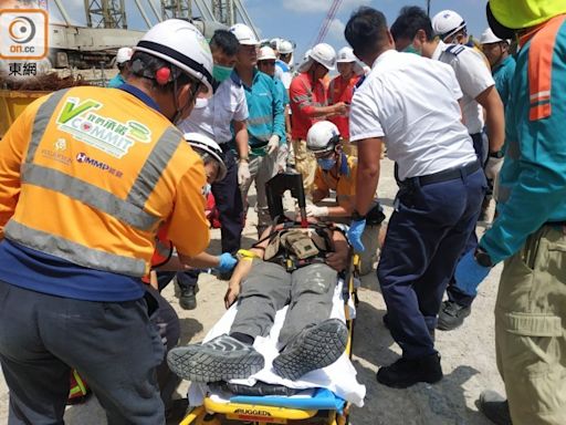 機場三跑地盤工昏迷 需以機器心外壓急救 直升機吊起送院