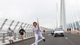 JO de Paris 2024: Taïg Khris traverse le Viaduc de Millau en roller avec la flamme olympique à la main