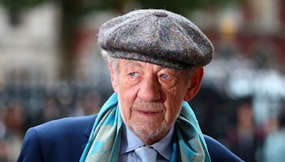 Ian McKellen hospitalizado depois de uma queda em palco, mas está “bem-disposto”