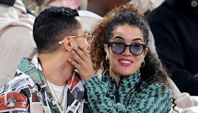 PHOTOS Sabrina Ouazani à Roland-Garros : fous rires, danse... et bisous ! Elle se lâche en tribunes avec un célèbre acteur