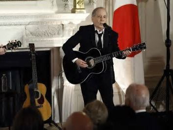 Watch Paul Simon Perform One of His Classic Solo Songs at White House Dinner Hosted by President Biden