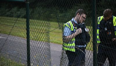 Activistas climáticos se pegan a pista de rodaje en aeropuerto de Colonia-Bonn, que para los vuelos