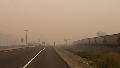 Un incendio forestal destruye la localidad de Jasper en las Montañas Rocosas de Canadá