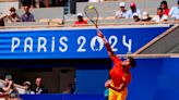 Alcaraz gana y avanza a semifinales en el tenis de París