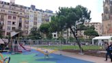 Cierran el parque de la plaza de Cataluña por la peligrosa inclinación de un árbol