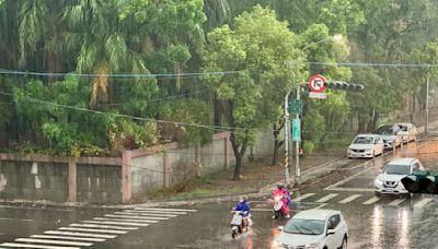 上班族心慌！高雄雷雨國道起大霧 強風外加號誌燈故障