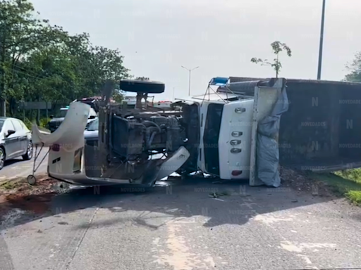 Volcadura de volquete en el bulevar Playa del Carmen deja caos vehicular